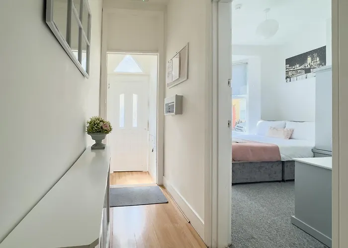 Professional Home Stay 4 Double Bedrooms & 4 En-Suite Bathrooms