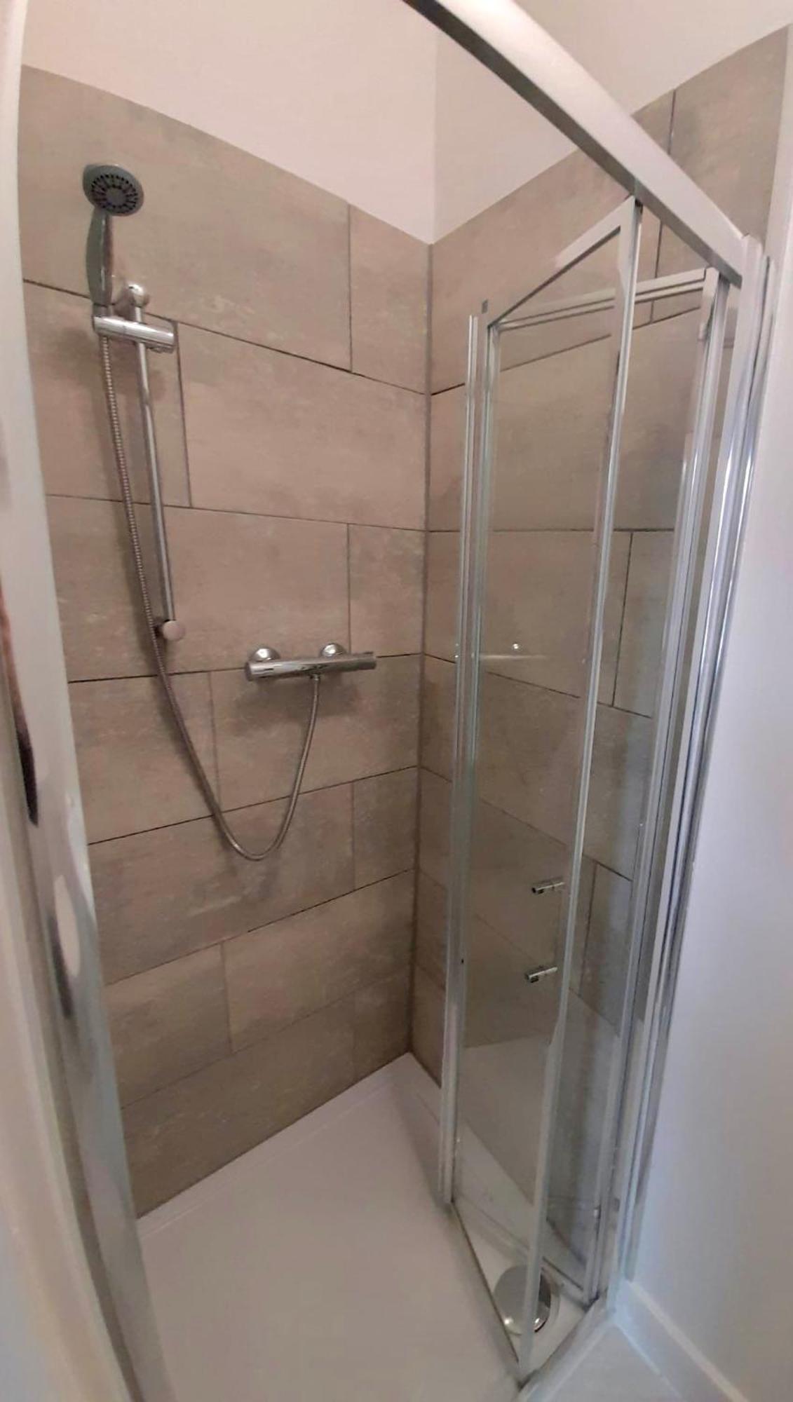 Professional 4 Double Bedrooms & 4 En-suite Bathrooms Guest house