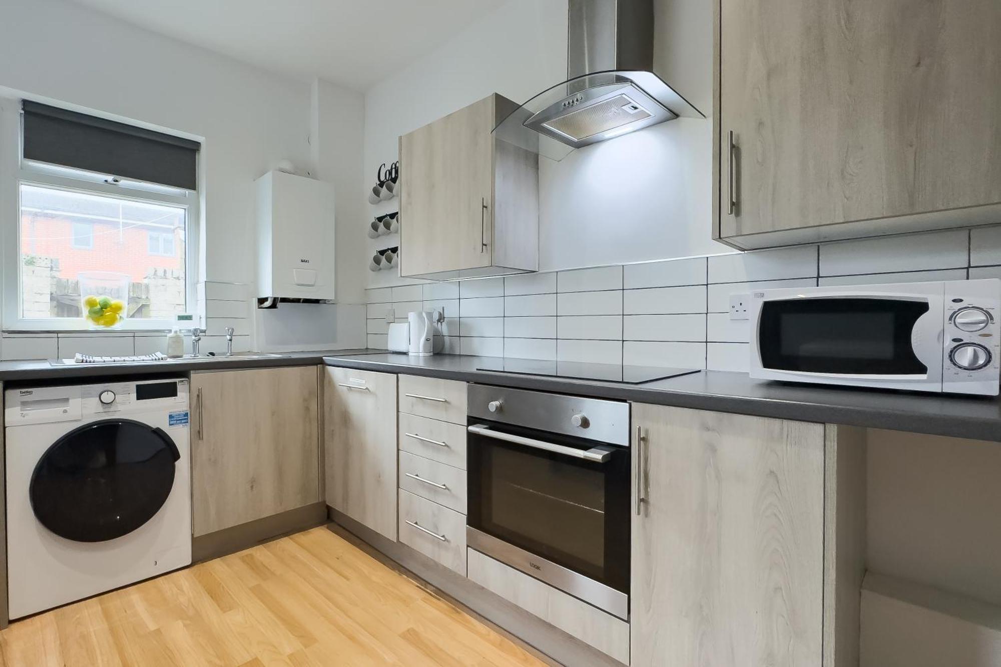 Professional 4 Double Bedrooms & 4 En-suite Bathrooms Guest house