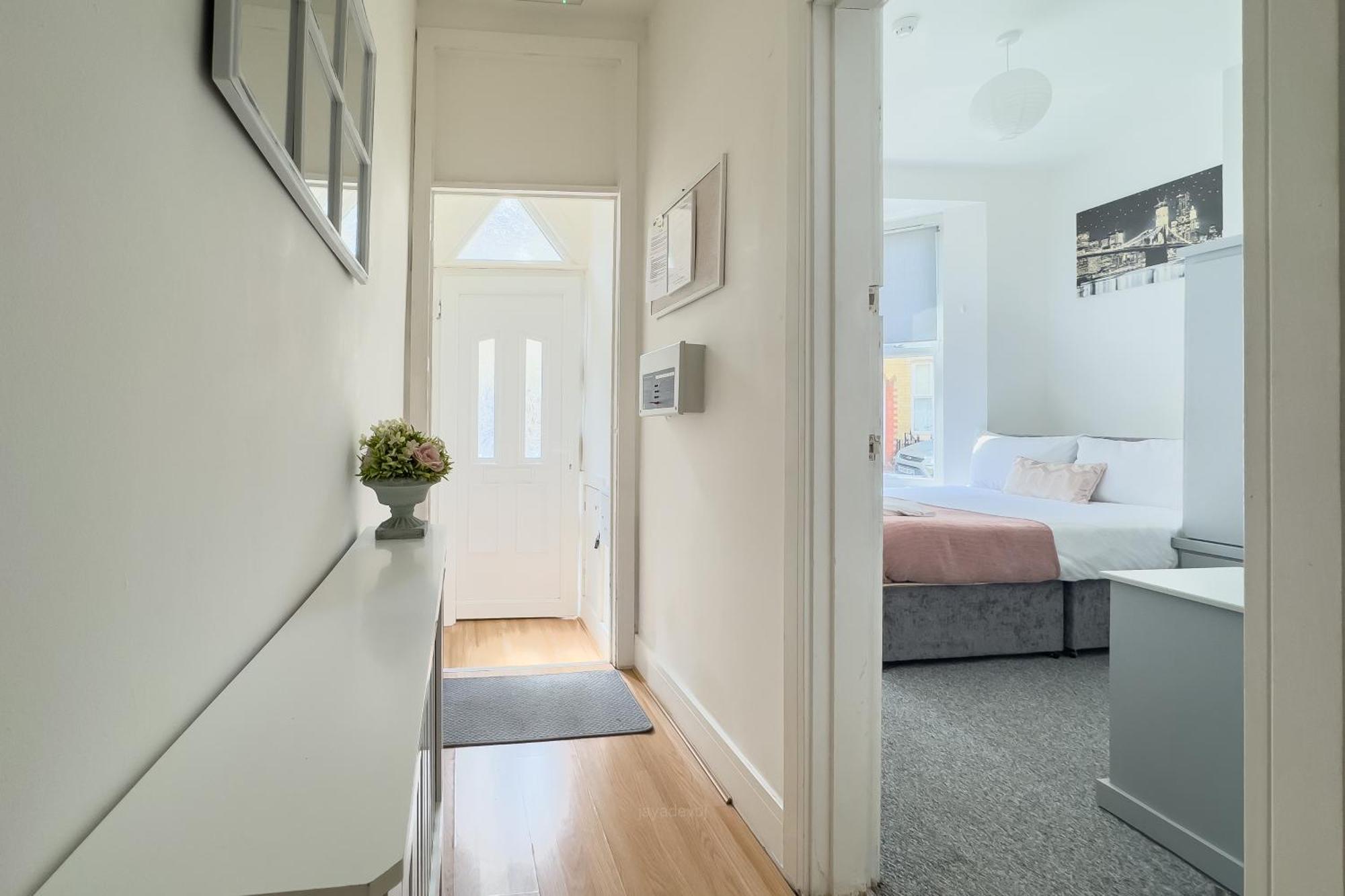 Professional 4 Double Bedrooms & 4 En-suite Bathrooms *