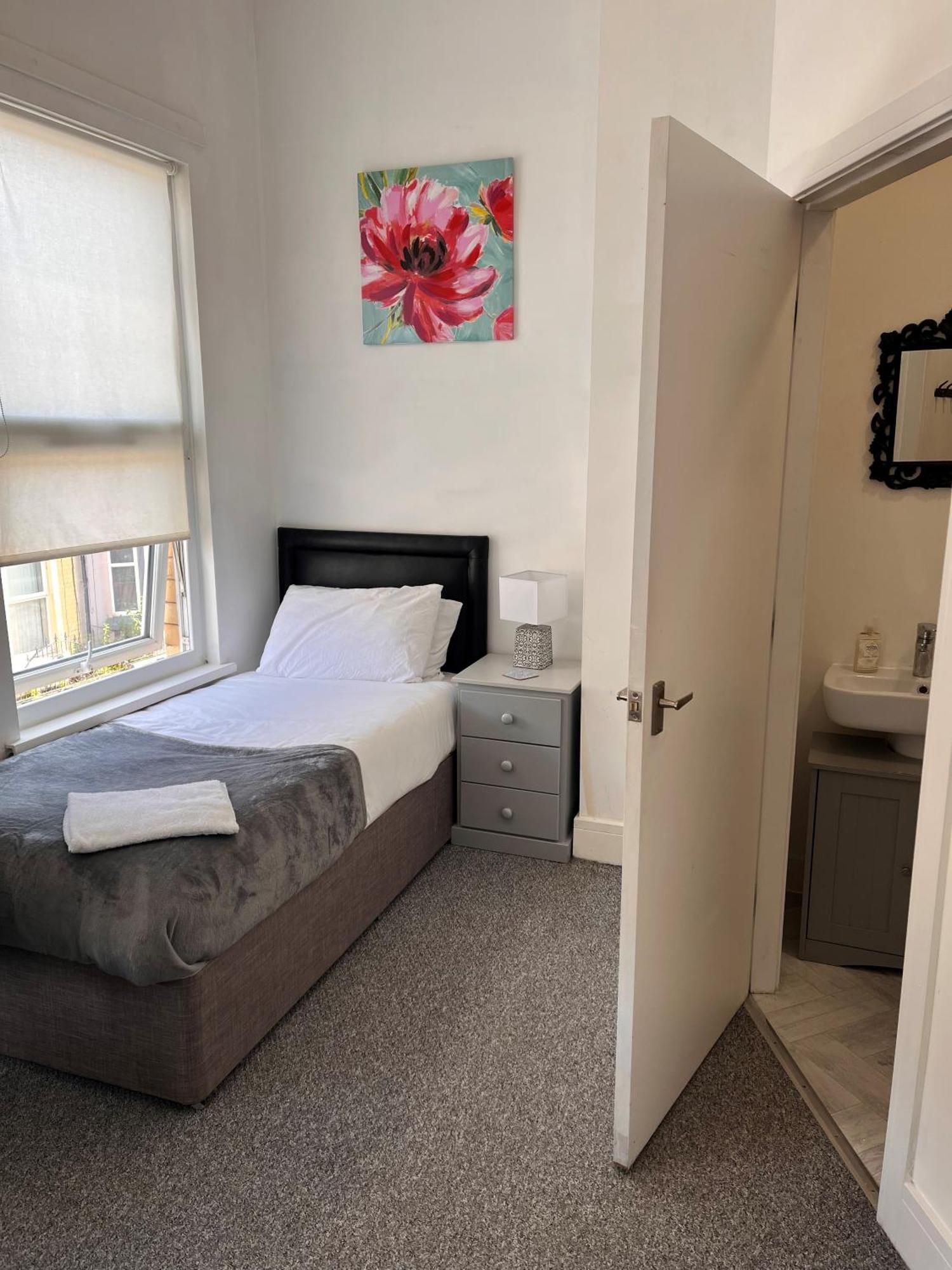 Professional 4 Double Bedrooms & 4 En-suite Bathrooms *