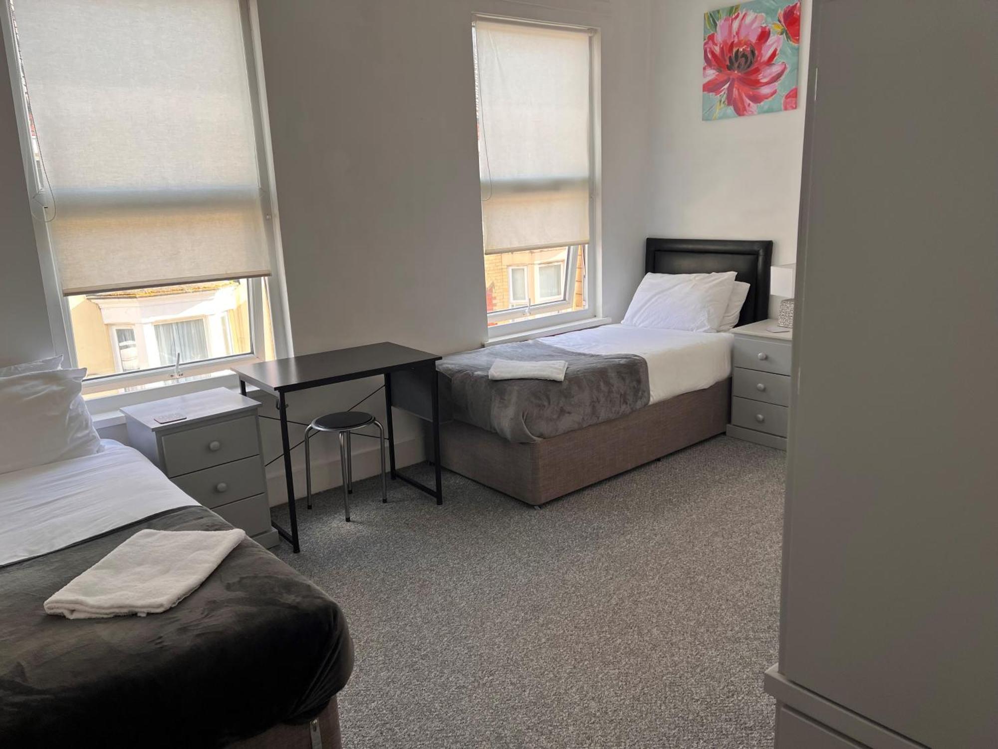 Professional 4 Double Bedrooms & 4 En-suite Bathrooms * Liverpool