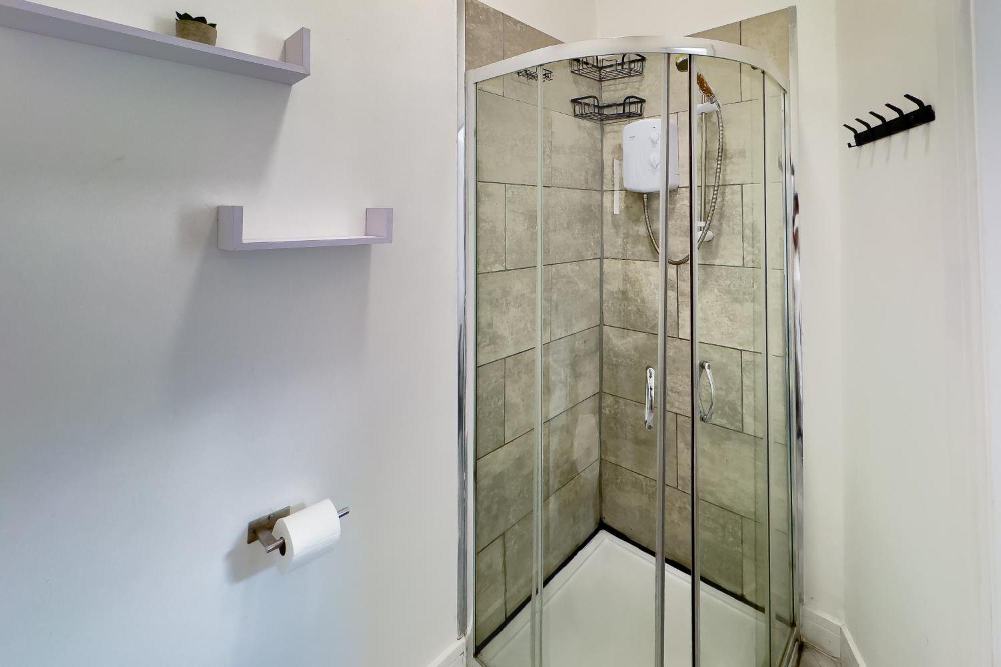 Professional 4 Double Bedrooms & 4 En-suite Bathrooms Guest house