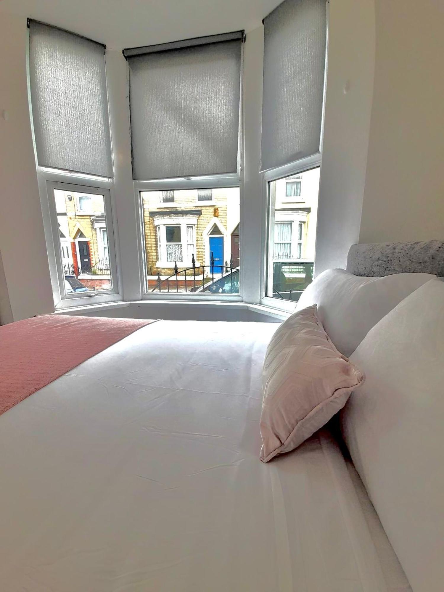 Professional 4 Double Bedrooms & 4 En-suite Bathrooms Guest house