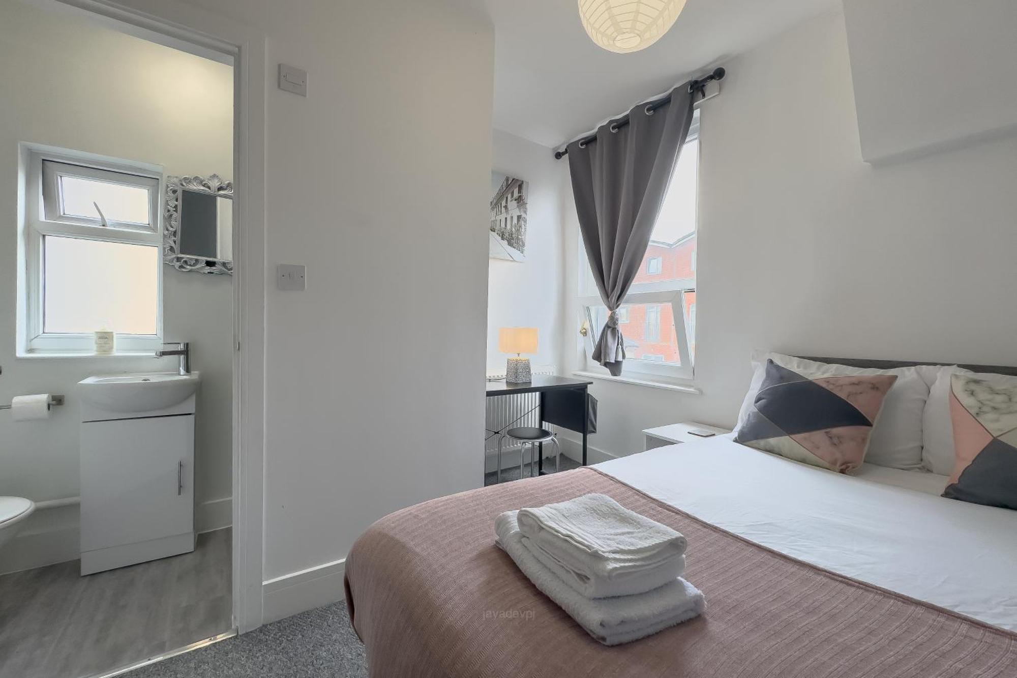 Professional 4 Double Bedrooms & 4 En-suite Bathrooms