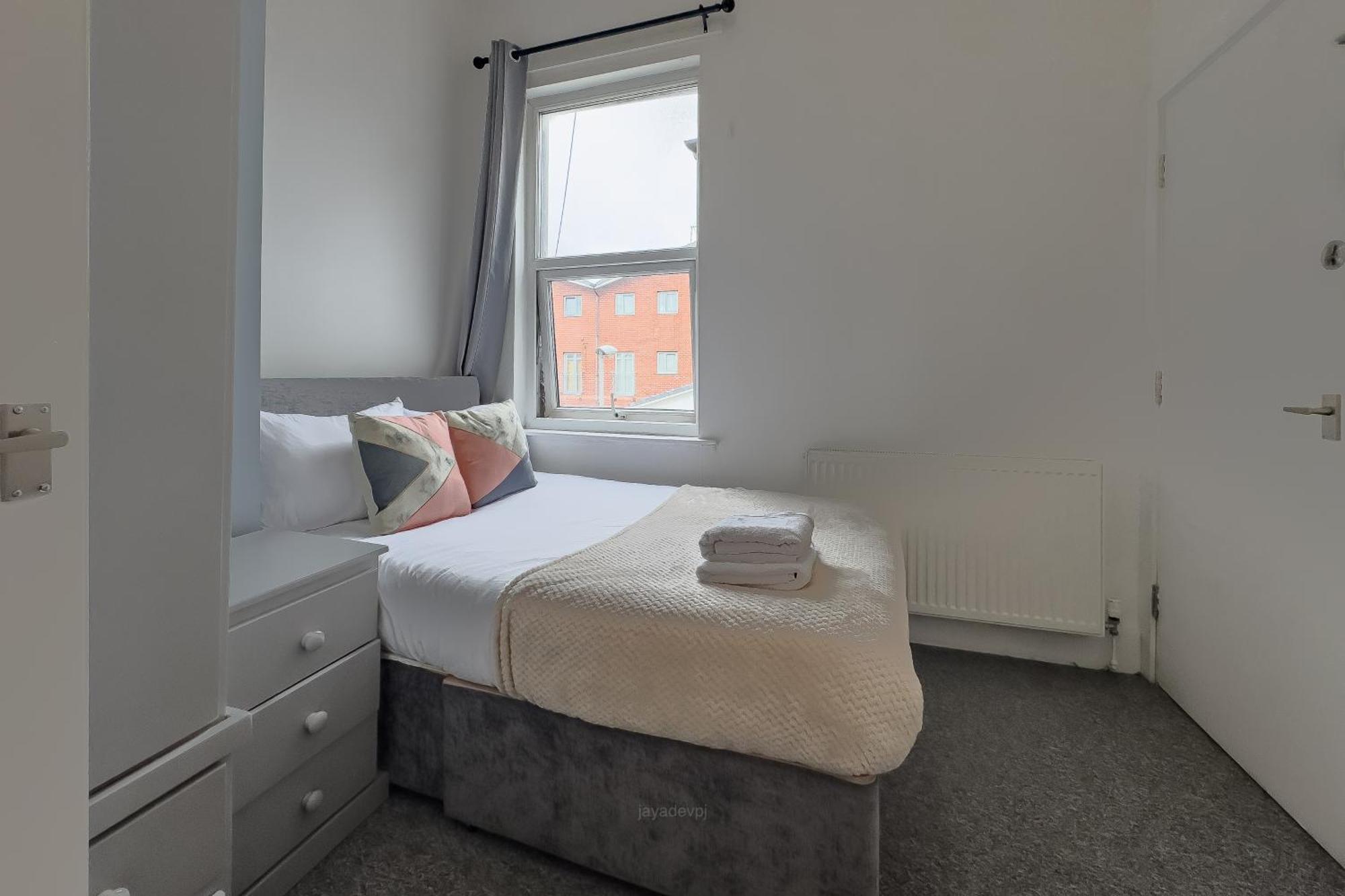 Guest house Professional 4 Double Bedrooms & 4 En-suite Bathrooms