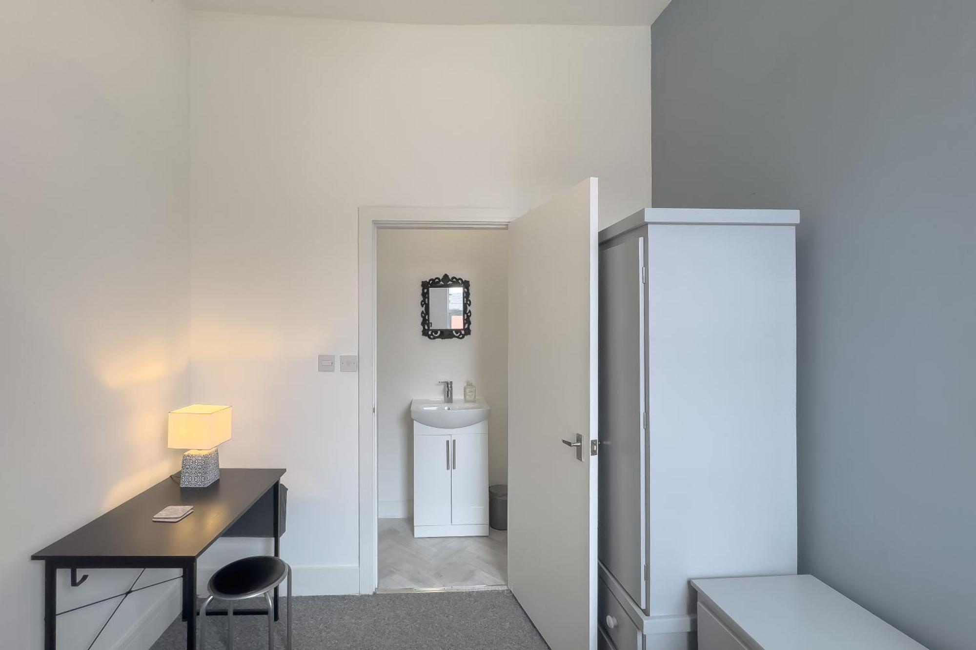 Guest house Professional 4 Double Bedrooms & 4 En-suite Bathrooms