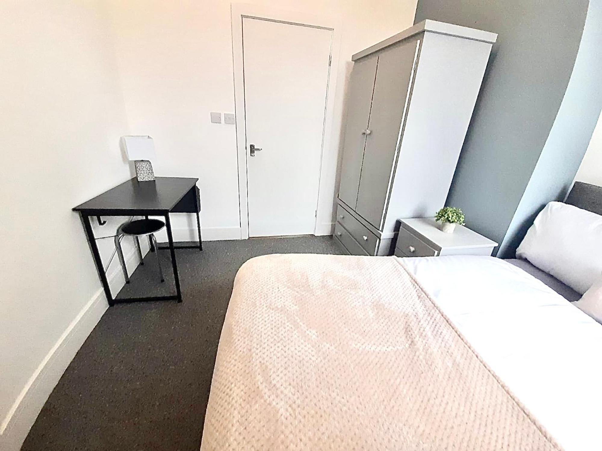 Professional 4 Double Bedrooms & 4 En-suite Bathrooms * Liverpool