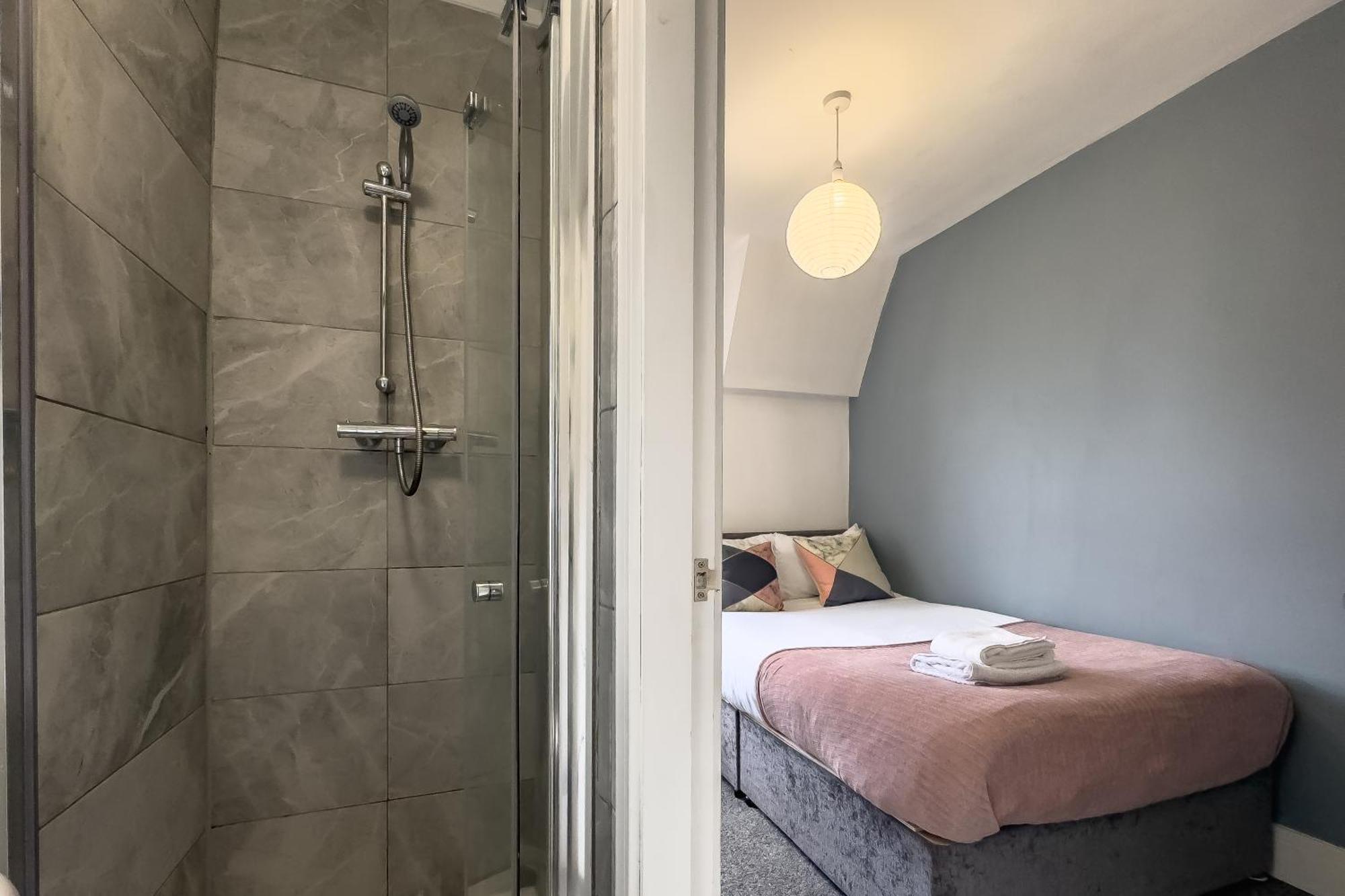 Professional 4 Double Bedrooms & 4 En-suite Bathrooms * Liverpool