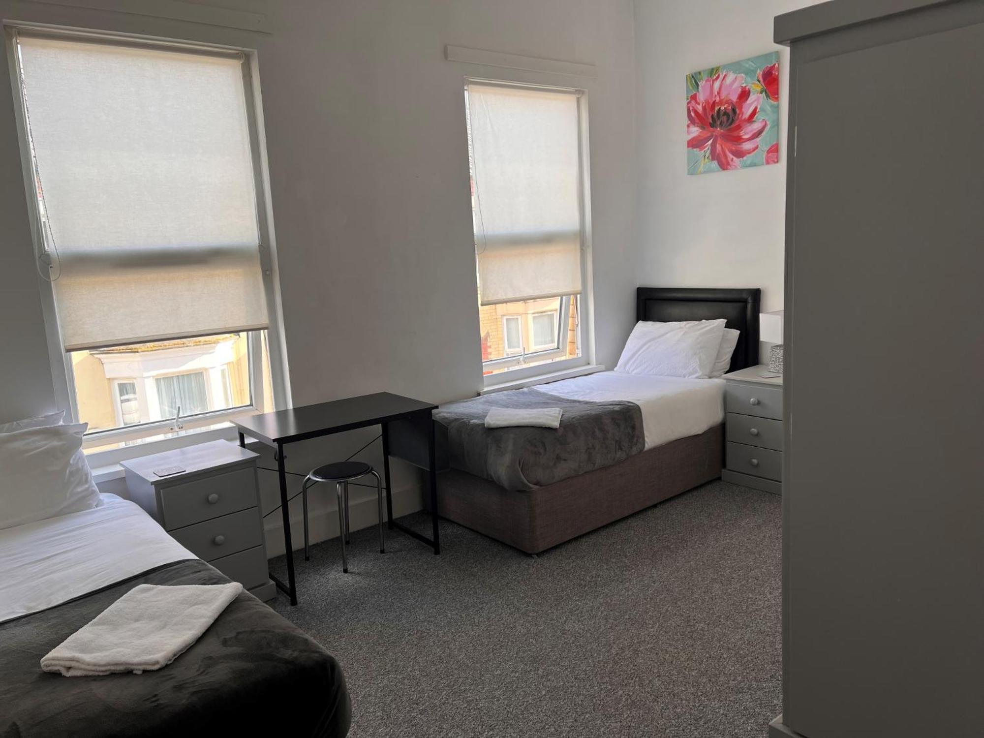 Professional 4 Double Bedrooms & 4 En-suite Bathrooms Guest house Liverpool