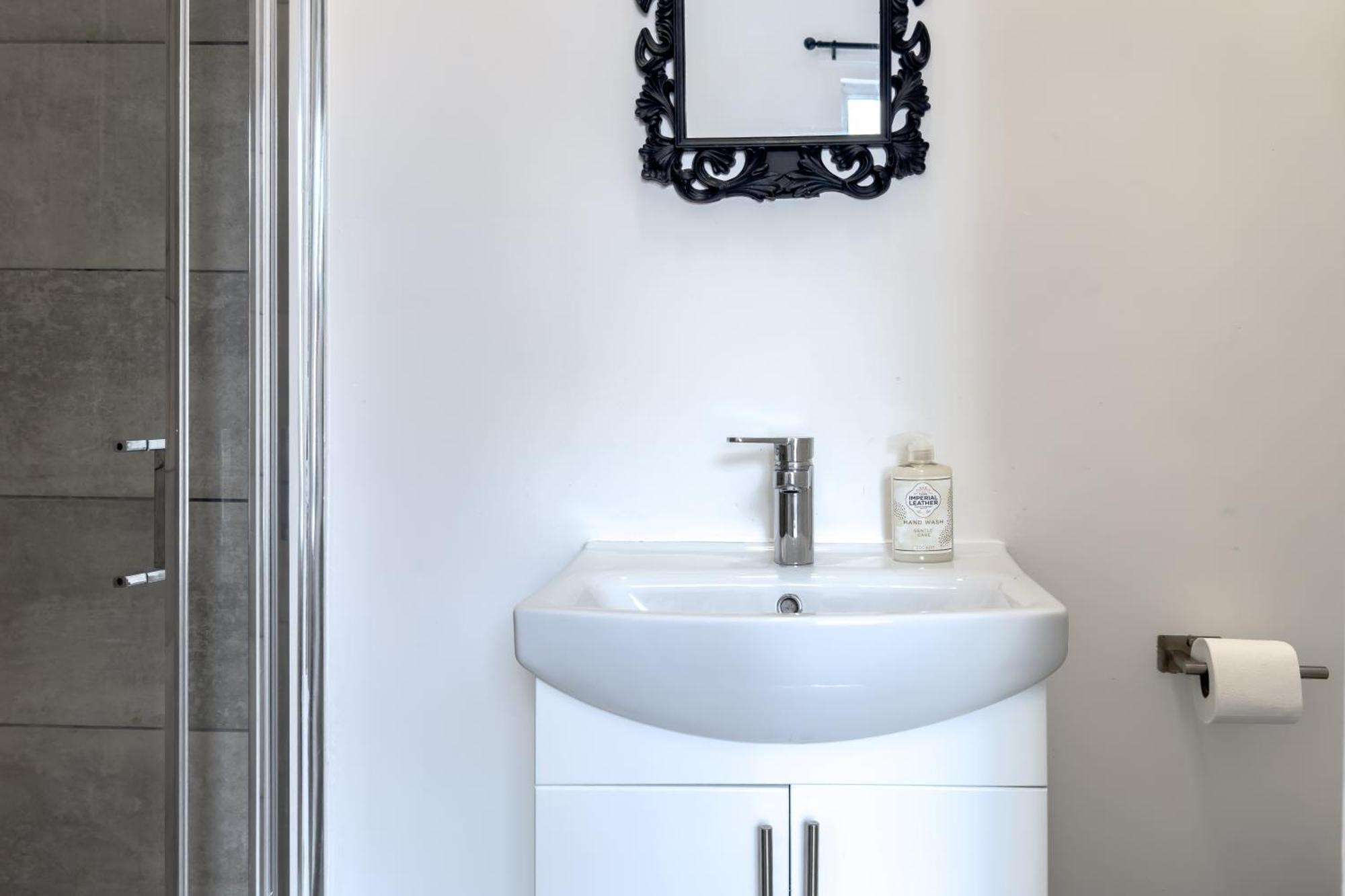 Guest house Professional 4 Double Bedrooms & 4 En-suite Bathrooms *