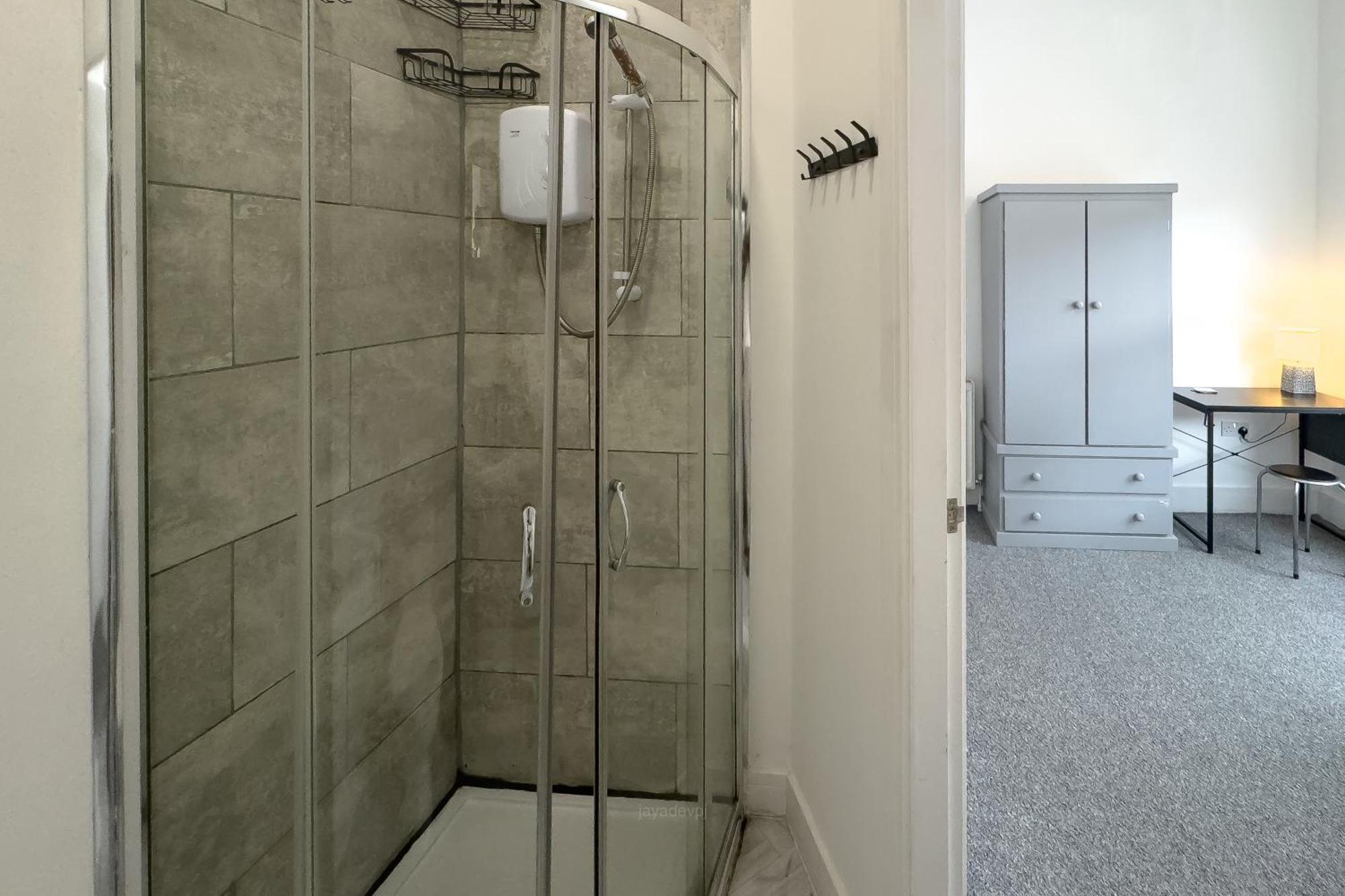 Professional 4 Double Bedrooms & 4 En-suite Bathrooms Guest house Liverpool